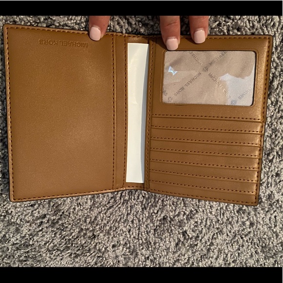 Brand New Michael Kors Jet Set Passport Case - Picture 3 of 4